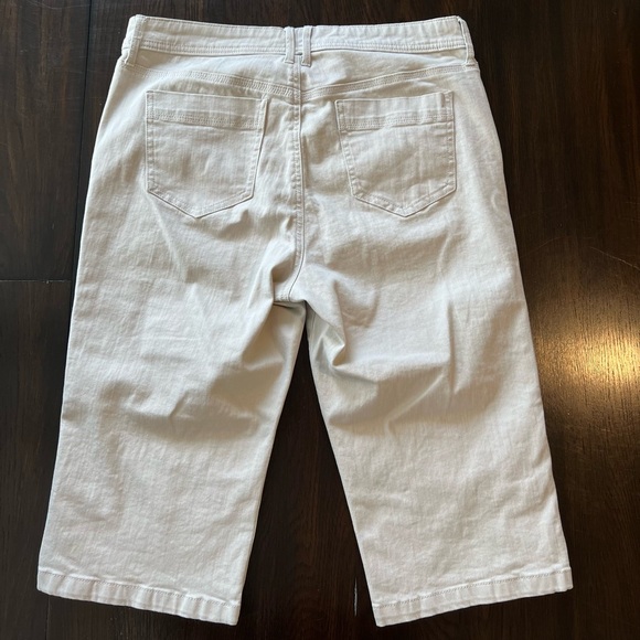 Gloria Vanderbilt All-Around Slimming Effect Beige Denim Capris - Picture 11 of 15